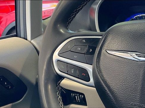 Used 2023 Chrysler Pacifica Touring-L FWD image 8