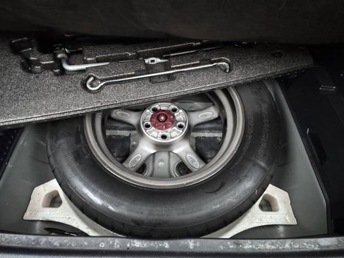 Used 2022 Toyota Venza LE image 24