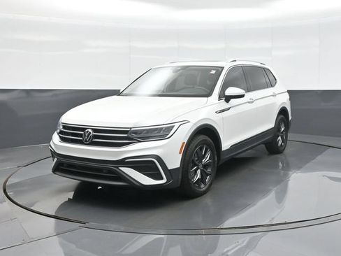 Used 2023 Volkswagen Tiguan SE w/ Panoramic Sunroof Package FWD image 3