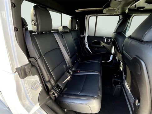 New 2025 Jeep Gladiator Sport w/ Premium Package image 9