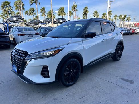 Certified 2022 Nissan Kicks SR image 3