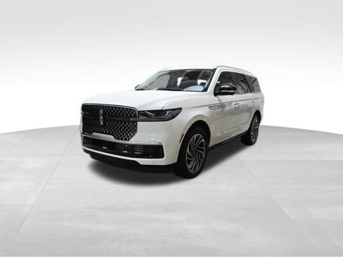 Used 2025 Lincoln Navigator Reserve image 3