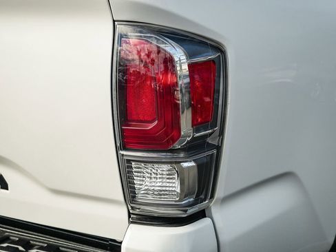 Used 2021 Toyota Tacoma TRD Off-Road w/ Technology Package AWD/4WD image 7