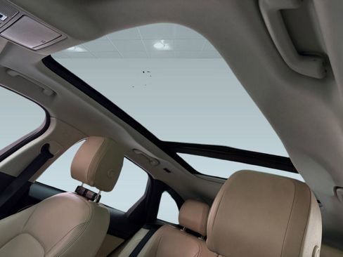 Used 2019 Jaguar F-PACE Premium image 12