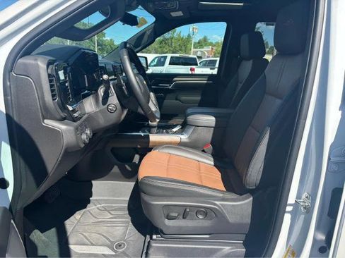 Used 2025 Chevrolet Silverado 1500 High Country w/ High Country Premium Package AWD/4WD image 17