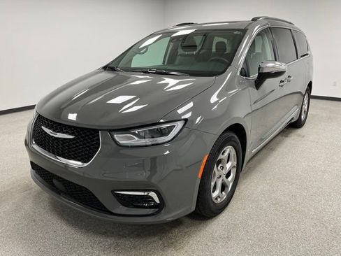 Used 2023 Chrysler Pacifica Limited FWD image 4