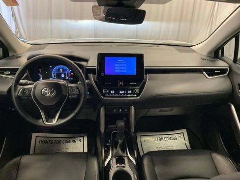 Used 2025 Toyota Corolla Cross XLE AWD/4WD image 32