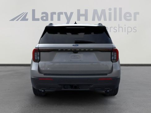 New 2026 Ford Explorer Active RWD image 5