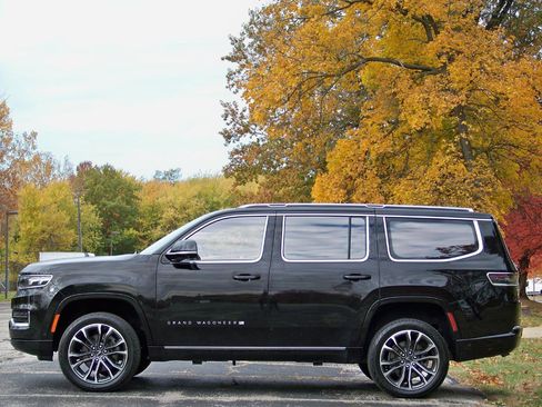 Used 2022 Jeep Grand Wagoneer Series III w/ Rear Seat Video Group 1 AWD/4WD image 9