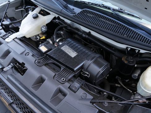 Used 2015 Chevrolet Express 4500 RWD image 39