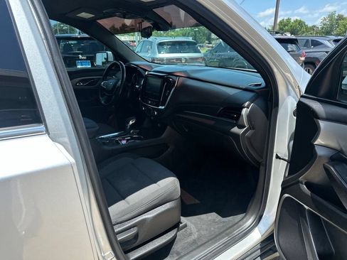 Used 2022 Chevrolet Traverse LT FWD image 27