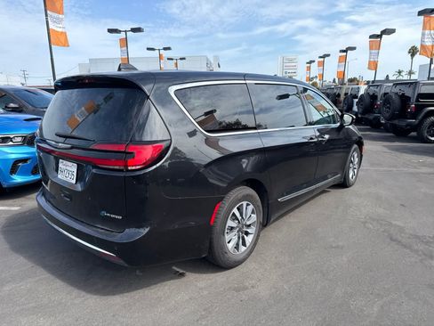 Used 2023 Chrysler Pacifica Limited FWD image 14