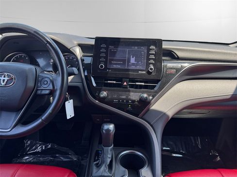 Used 2022 Toyota Camry SE image 11