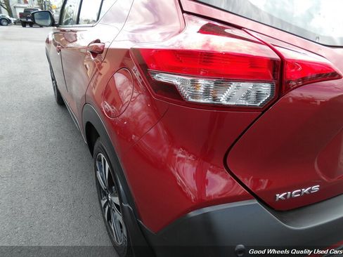 Used 2020 Nissan Kicks SR FWD image 9