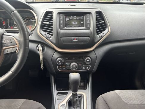 Used 2016 Jeep Cherokee Latitude FWD image 19