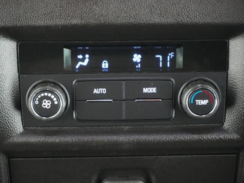 Used 2023 Chevrolet Traverse LS image 34