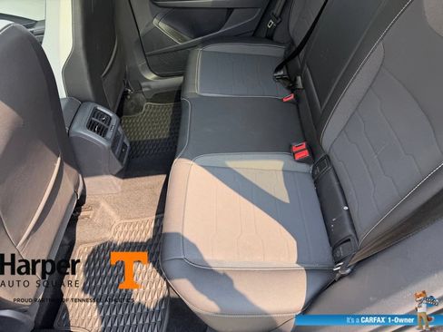 Used 2025 Volkswagen Taos SE w/ Panoramic Sunroof Package FWD image 9
