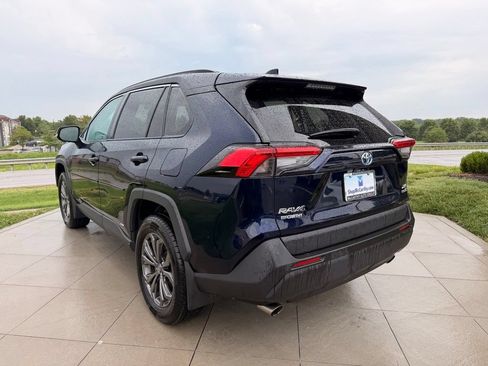 Used 2022 Toyota RAV4 XLE Premium AWD/4WD image 7