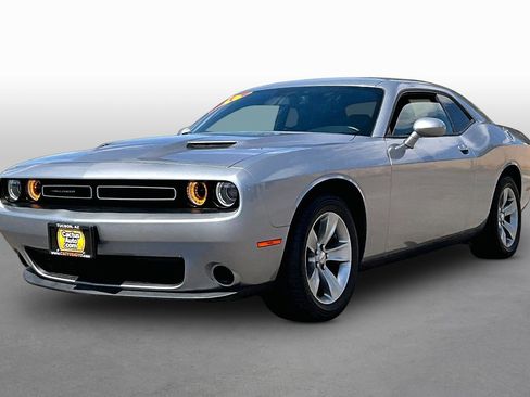 Used 2016 Dodge Challenger SXT RWD image 1