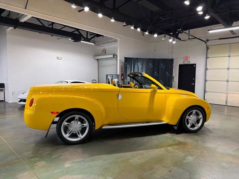 Used 2004 Chevrolet SSR w/ Preferred Equipment Group RWD image 32
