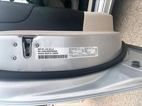 Used 2023 Chrysler Pacifica Touring-L image 6