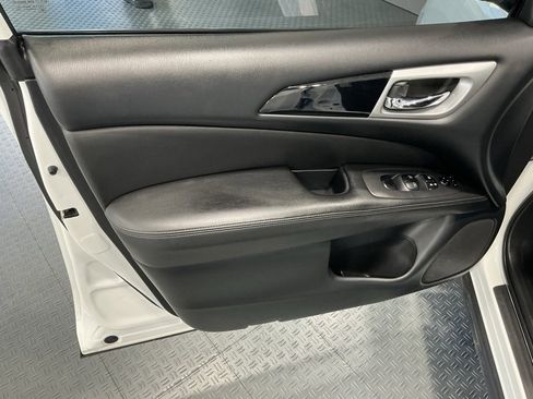 Used 2018 Nissan Pathfinder SV image 28