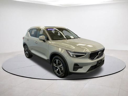 Certified 2025 Volvo XC40 B5 Core image 1