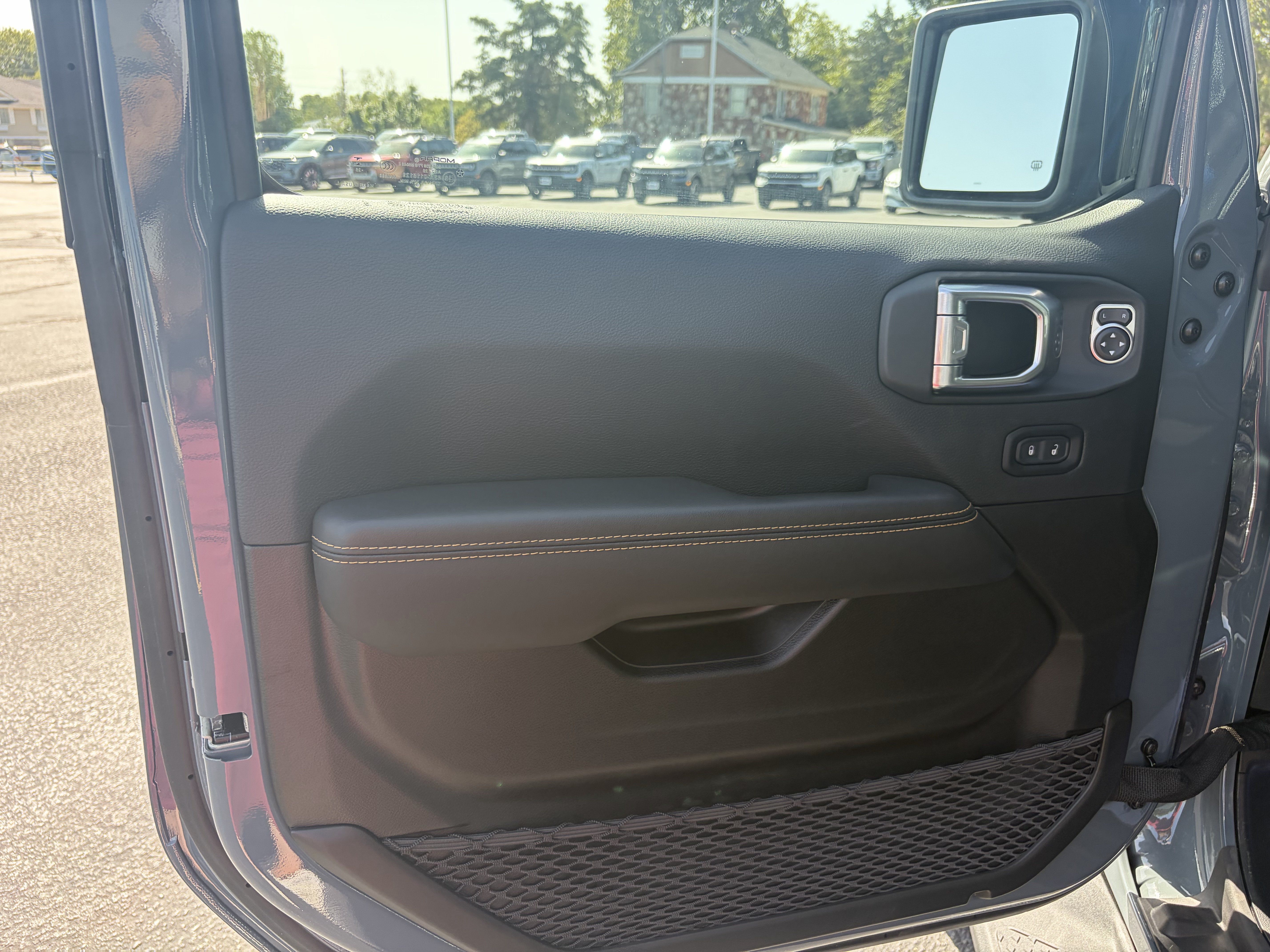 Used 2025 Jeep Gladiator Sport AWD/4WD image 17