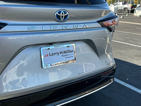 Used 2023 Toyota Sienna Limited image 24