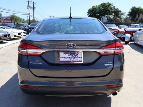 Used 2017 Ford Fusion SE w/ Fusion SE Technology Package FWD image 6
