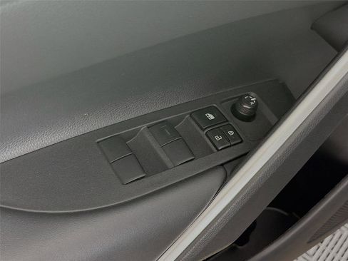 Used 2025 Toyota Corolla Cross LE image 18