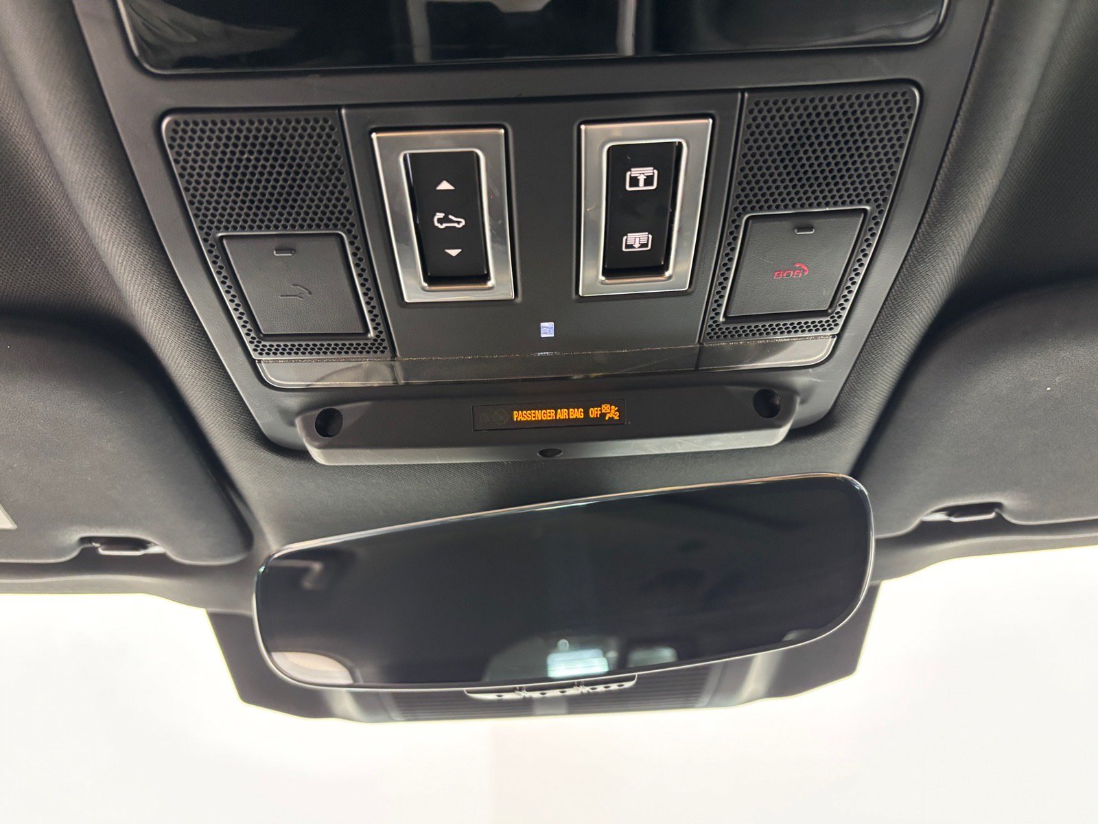Used 2025 Land Rover Defender 110 X-Dynamic SE AWD/4WD image 12