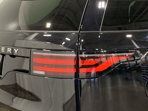 New 2025 Land Rover Discovery S image 18