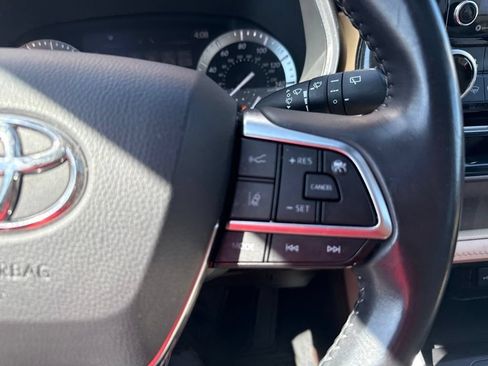 Used 2021 Toyota Highlander XLE AWD/4WD image 27