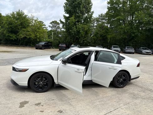 Used 2025 Honda Accord SE image 18