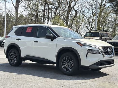 Used 2023 Nissan Rogue S image 2