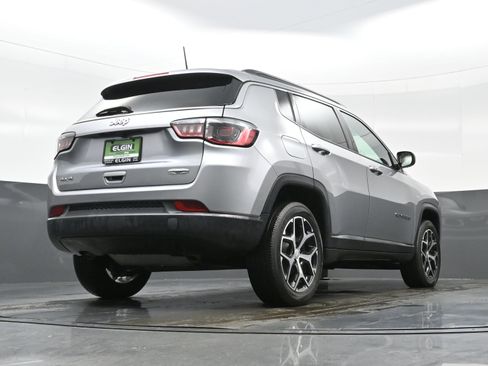 Used 2024 Jeep Compass Latitude image 30