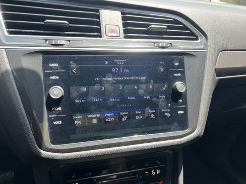 Used 2023 Volkswagen Tiguan SE w/ Panoramic Sunroof Package FWD image 21