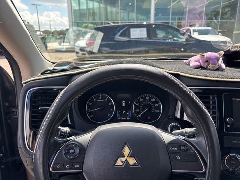 Used 2017 Mitsubishi Outlander SE image 3