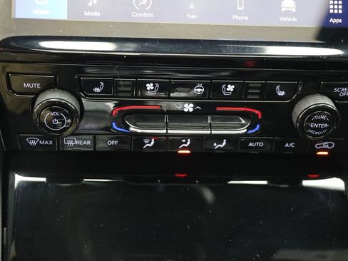 Used 2024 Jeep Grand Cherokee L Limited w/ Luxury Tech Group II image 24