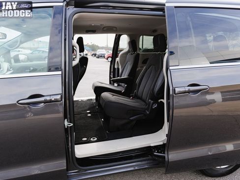 Used 2023 Chrysler Voyager LX image 4