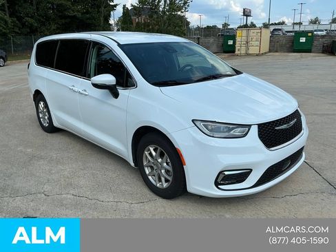 Used 2023 Chrysler Pacifica Touring-L FWD image 9