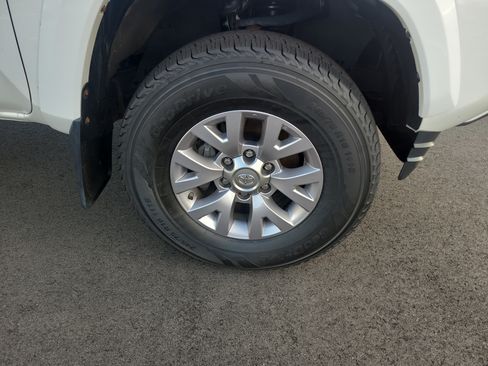Certified 2019 Toyota Tacoma SR5 AWD/4WD image 12