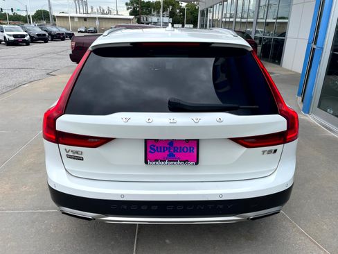 Used 2018 Volvo V90 T5 Cross Country w/ Convenience Package AWD/4WD image 3