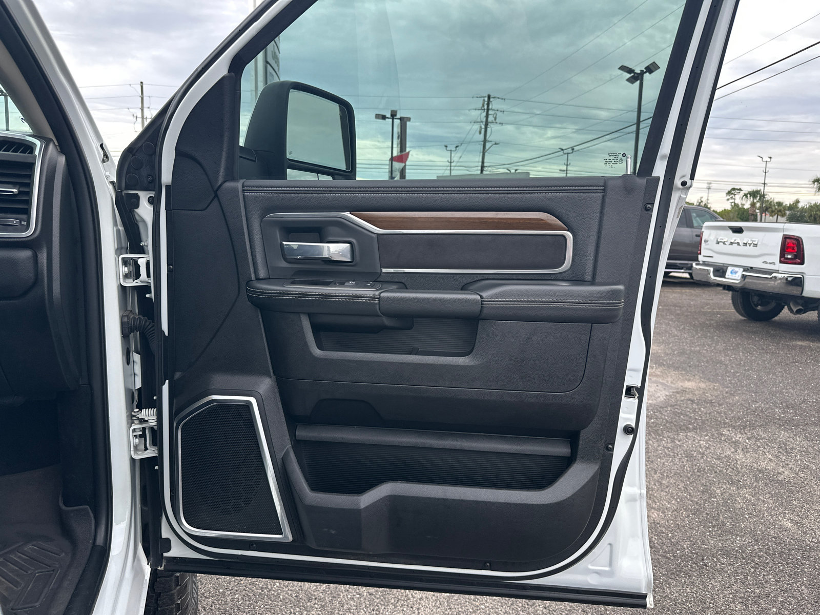 Used 2024 RAM 2500 Laramie AWD/4WD image 18