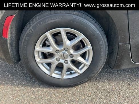 Used 2024 Chrysler Pacifica Touring-L FWD image 9