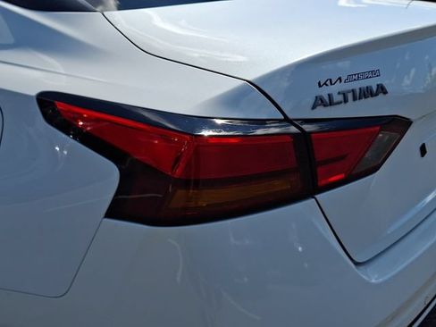Used 2024 Nissan Altima 2.5 SV FWD image 11
