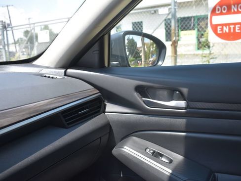 Used 2025 Nissan Altima 2.5 SV FWD image 19