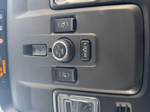Used 2025 Chevrolet Suburban Premier AWD/4WD image 27