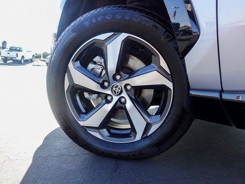 Used 2022 Toyota RAV4 SE image 11